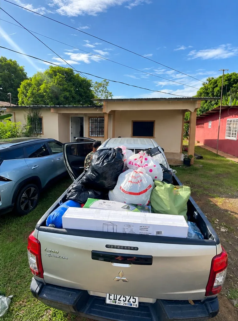 Camioneta cargada con víveres y donaciones para las comunidades afectadas por el terremoto