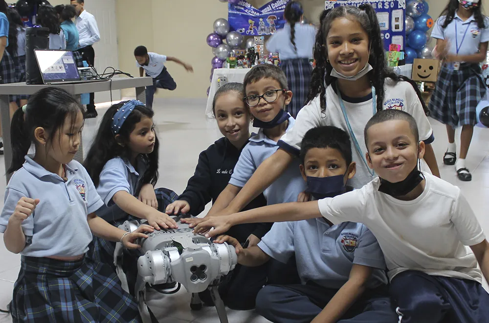 Estudiantes panameños participando en una iniciativa de RSE de RIGSA