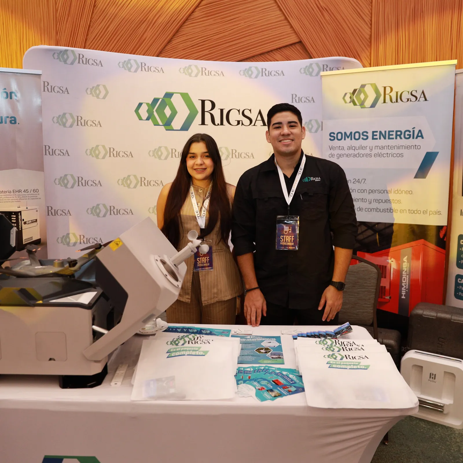 Equipo de RIGSA en su stand de la Convención de Propiedad Horizontal, con un robot PUDU y una estación meteorológica