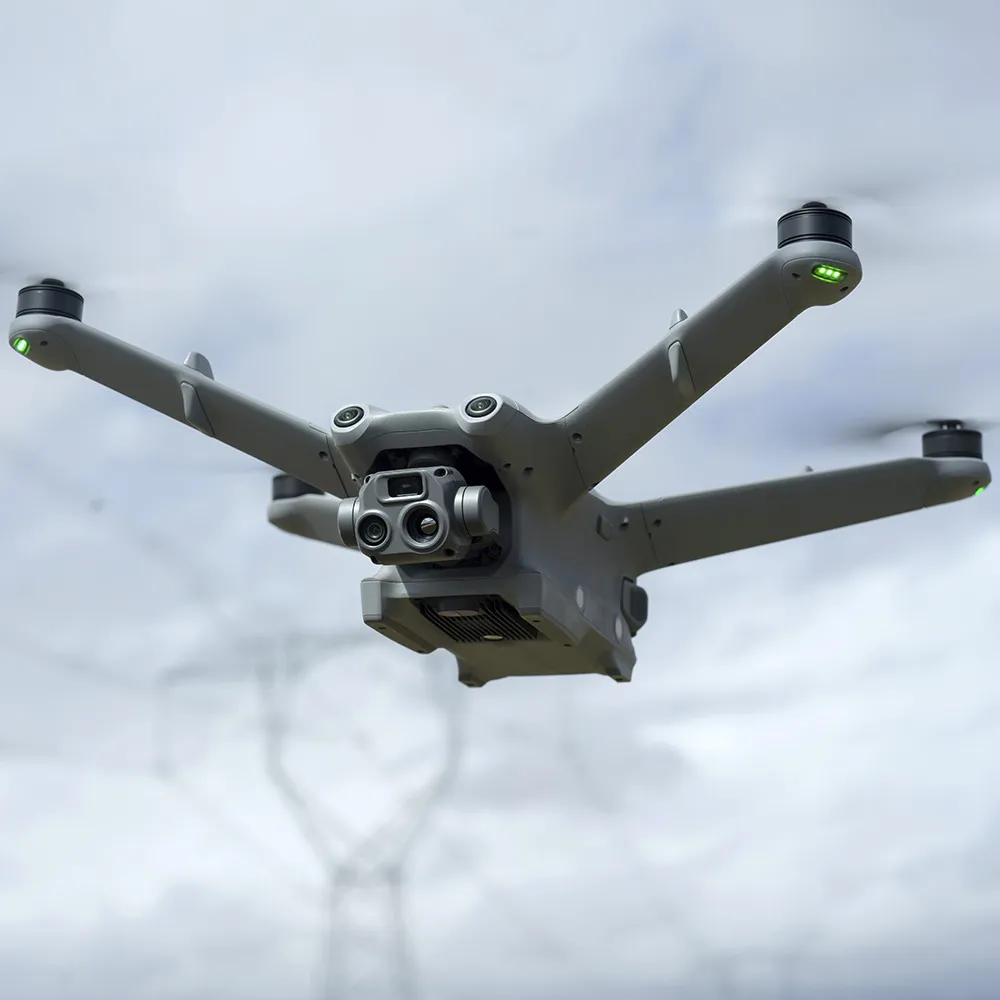 Dron DJI Enterprise con cámara visual y térmica en vuelo