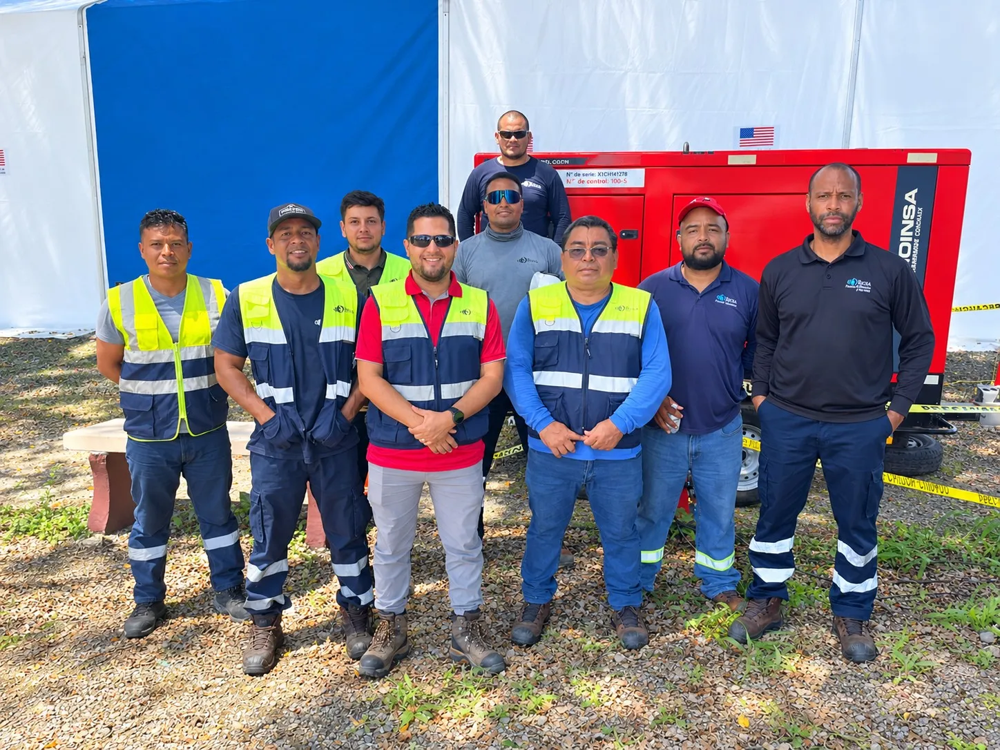 Equipo técnico de RIGSA con chalecos reflectivos frente a una planta eléctrica desplegada tras el sismo del 9 de octubre