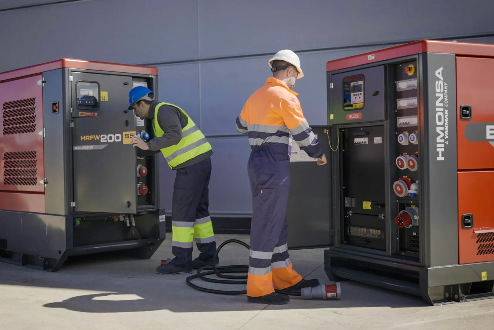 Tecnicos realizando mantenimiento preventivo a una planta electrica Himoinsa