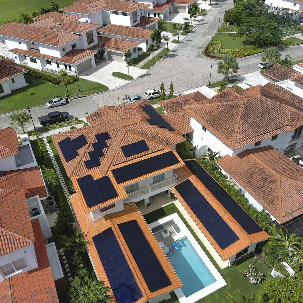 Instalación de paneles solares fotovoltaicos en techo residencial, Panamá