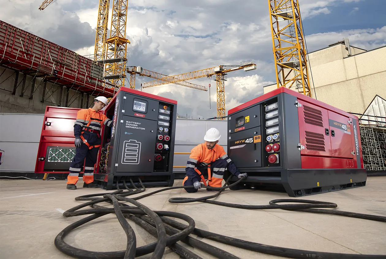 Plantas eléctricas Himoinsa H-BOX y HRYW 45 en obra de construcción