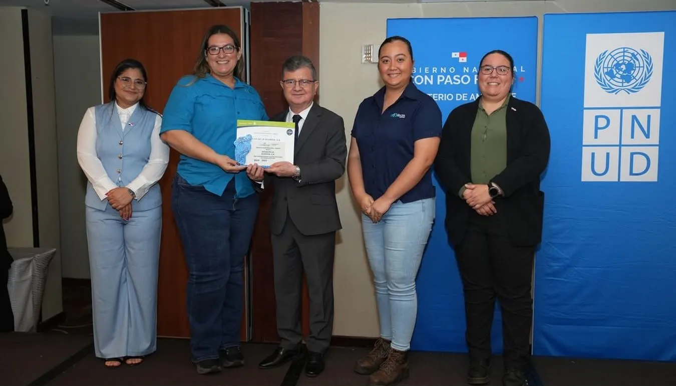 Colaboradoras de RIGSA reciben el reconocimiento Reduce Tu Huella de MiAMBIENTE