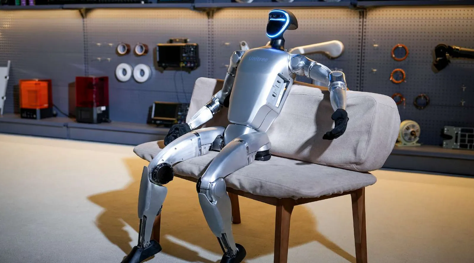 Robot humanoide Unitree G1 sentado en una silla