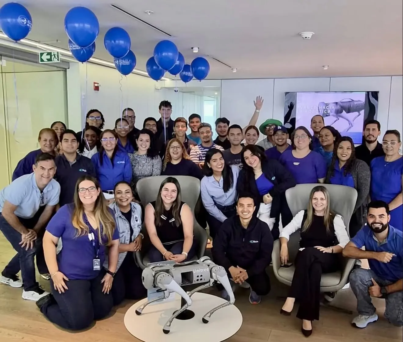 Equipo de RIGSA vestido de azul en el Viernes Azul 2026