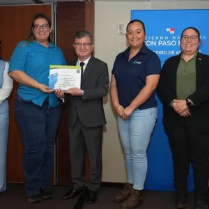 Colaboradoras de RIGSA reciben el reconocimiento Reduce Tu Huella Corporativo – Carbono de MiAMBIENTE, con el PNUD