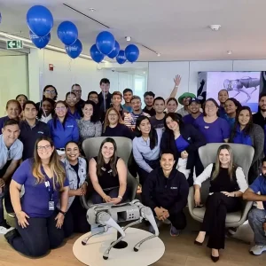 Colaboradores de RIGSA vestidos de azul con globos de Pro Niños de Darién en el Viernes Azul 2026